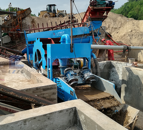 8月四川洗砂回收一體機(jī)現(xiàn)場(chǎng).jpg